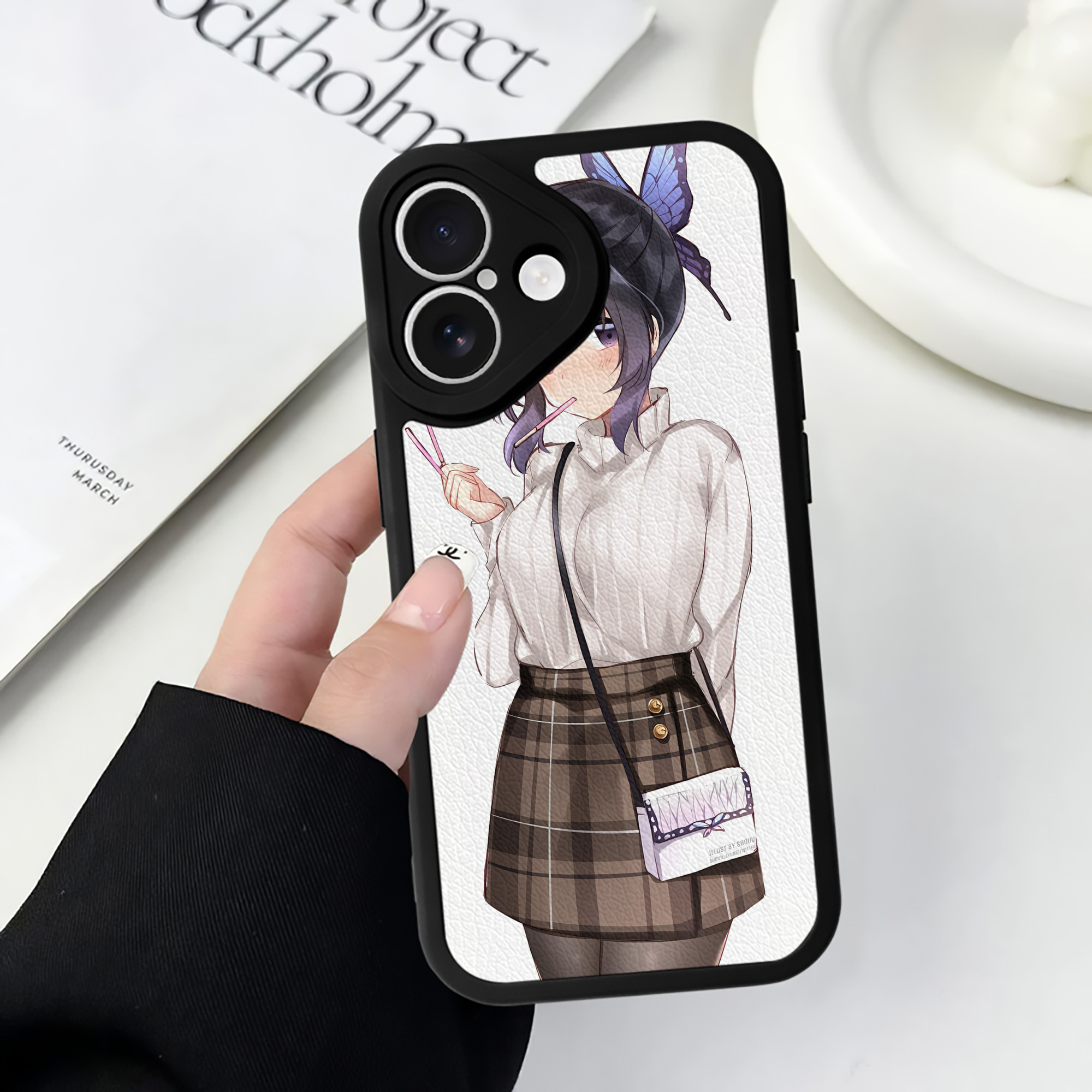 （画像用） 鬼滅の刃（きめつのやいば）蟲柱-胡蝶 しのぶ／こちょう しのぶ Kochou Shinobu 【iPhone 16シリーズ対応】シリコンスマホケース（レザー調） 材質：シリコン